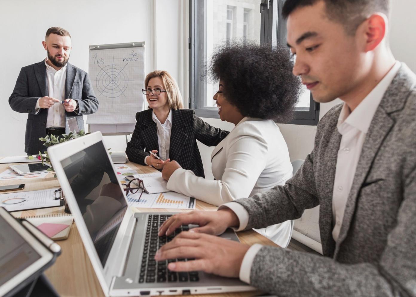 Contoh antarmuka sistem trading otomatis dengan indikator dan parameter