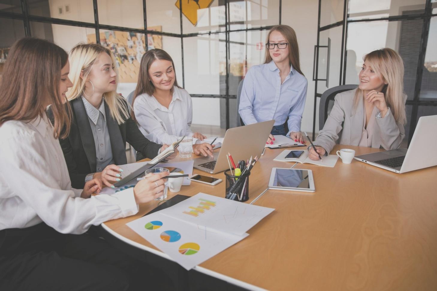 Tampilan dashboard sistem trading momentum dengan indikator teknikal