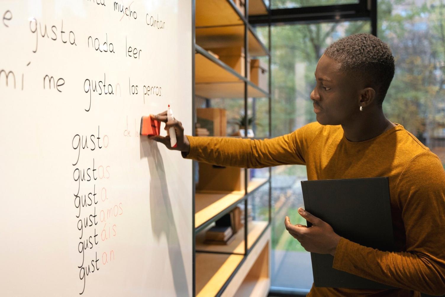 Dashboard sistem trading dengan grafik performa dan statistik trading