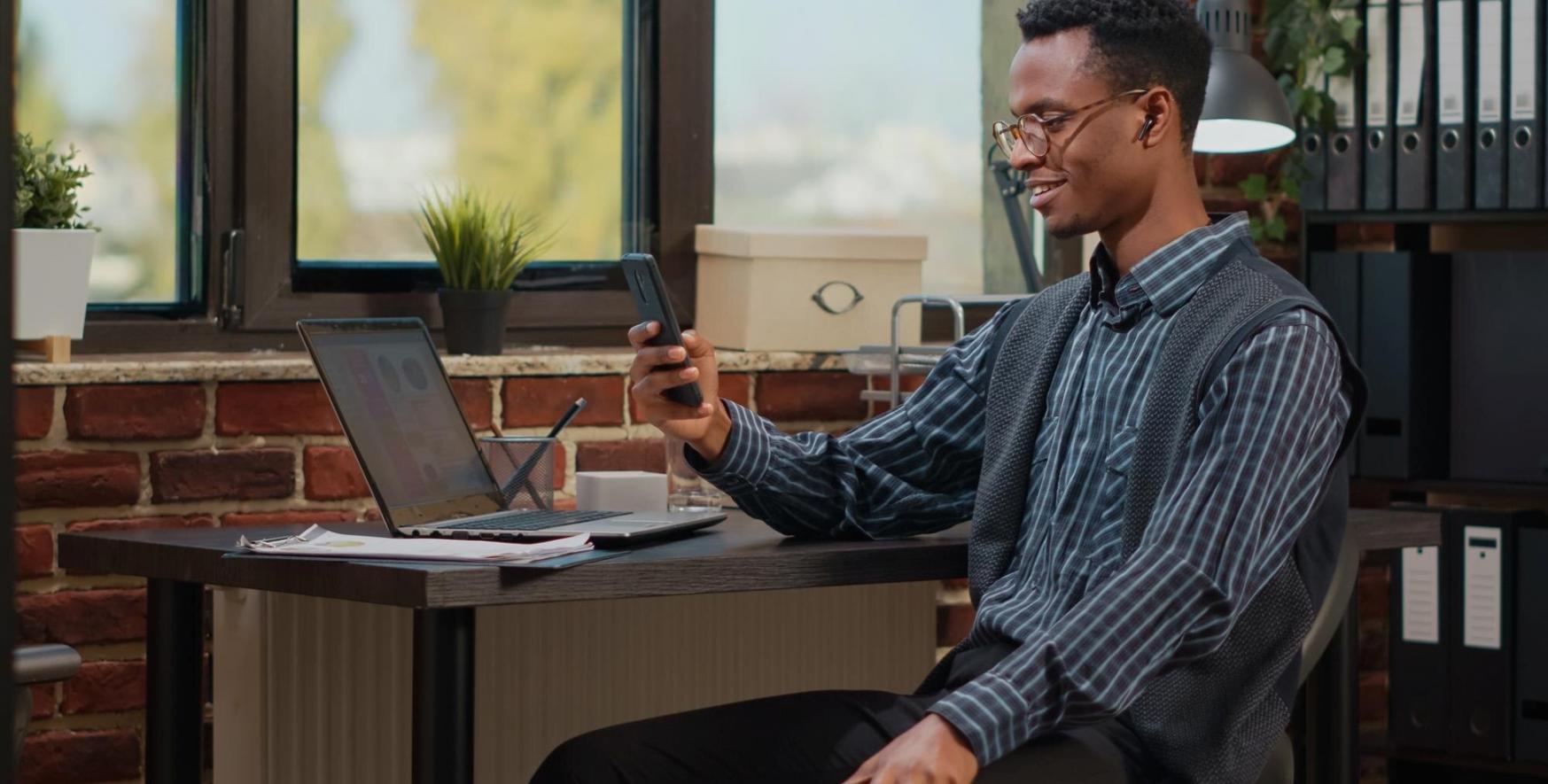 Tampilan algoritma trading dengan kode dan hasil backtesting